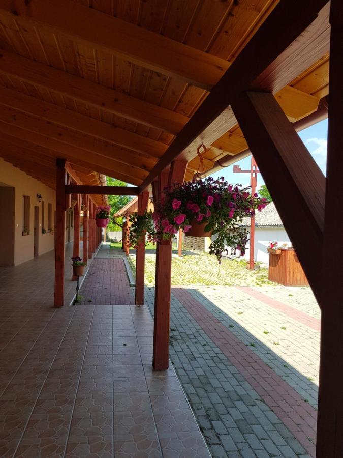 Tisza-tavirozsa Vendeghaz *